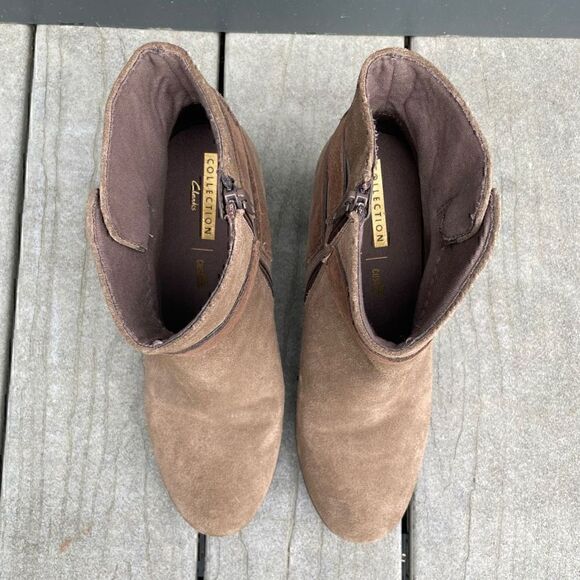 Clarks Collection Ankle Boots Tan Suede Leather Zip Heeled Size 9.5 Soft Cushion - Picture 3 of 9